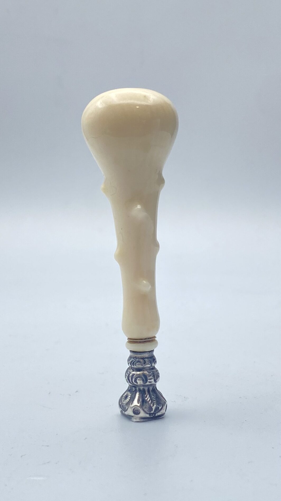 SIGILLO IN ARGENTO E MATERIALE ORGANICO PREGIATO. EPOCA NAPOLEONE III XIX SECOLO