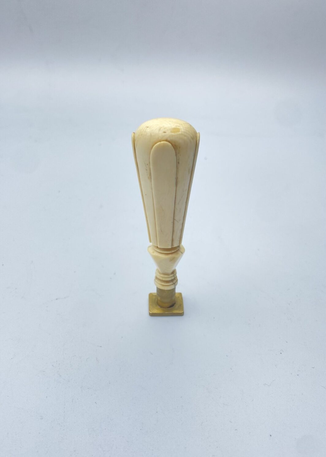 SIGILLO NAPOLEONE III. MATERIALE ORGANICO PREGIATO E BRONZO DORATO. XIX sec.