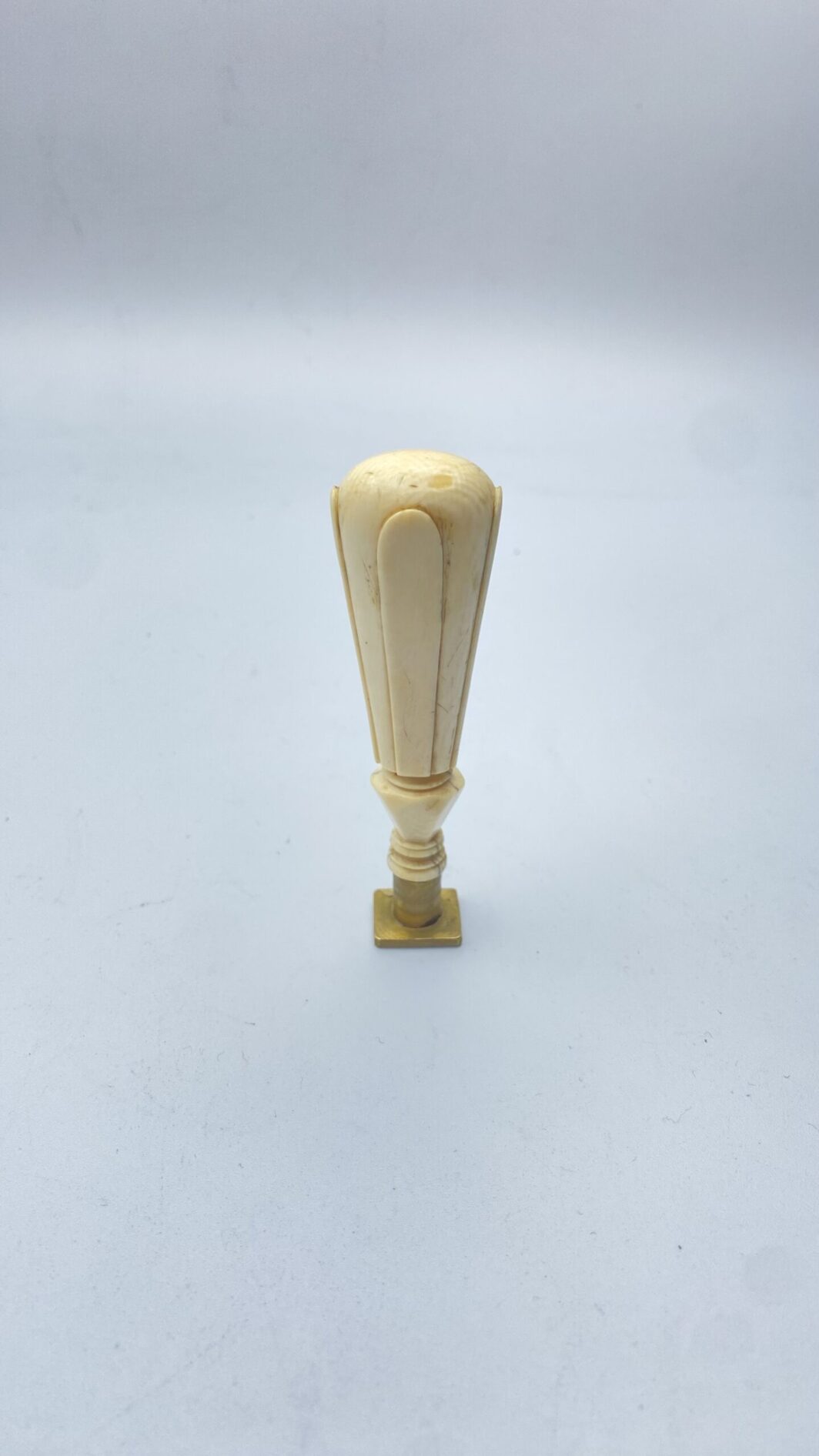 SIGILLO NAPOLEONE III. MATERIALE ORGANICO PREGIATO E BRONZO DORATO. XIX sec.