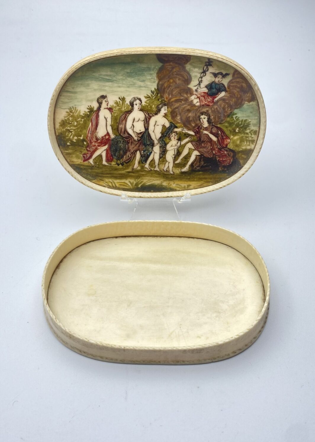 RARITÀ DA COLLEZIONE: ANTICHISSIMA SCATOLA IN MATERIALE ORGANICO PREZIOSO, CON COPERCHIO DIPINTO INTERNAMENTE CON SCENA MITOLOGICA RAFFIGURANTE “IL GIUDIZIO DI PARIDE”. MANIFATTURA DIEPPE. XVIII sec.