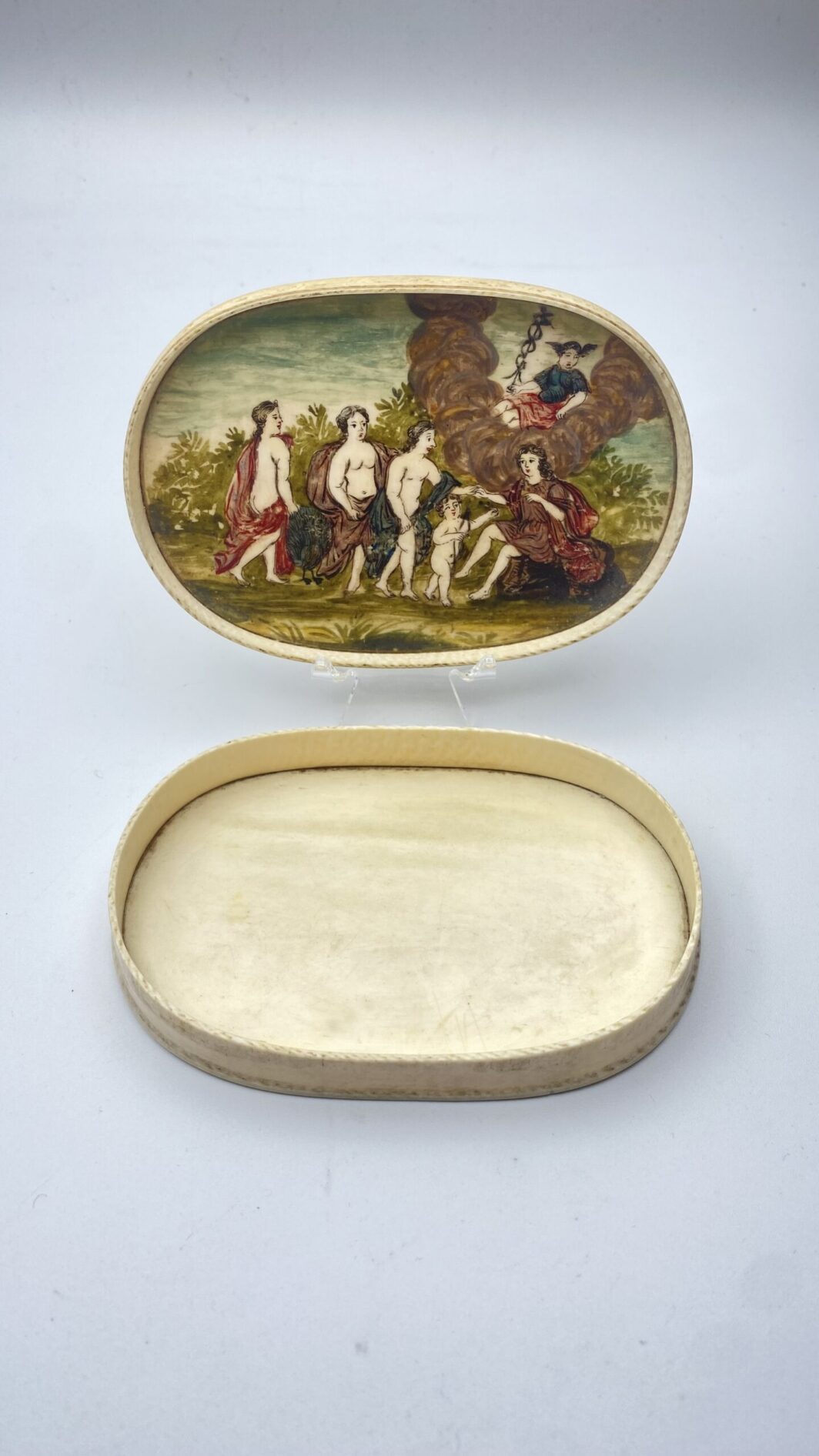 RARITÀ DA COLLEZIONE: ANTICHISSIMA SCATOLA IN MATERIALE ORGANICO PREZIOSO, CON COPERCHIO DIPINTO INTERNAMENTE CON SCENA MITOLOGICA RAFFIGURANTE “IL GIUDIZIO DI PARIDE”. MANIFATTURA DIEPPE. XVIII sec.