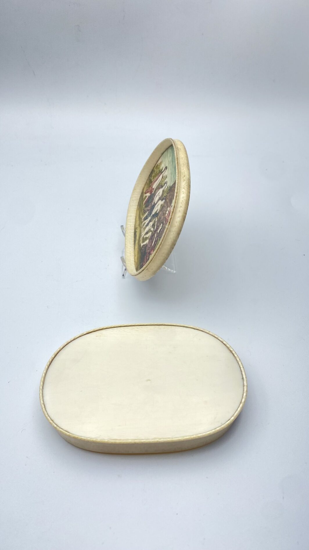 RARITÀ DA COLLEZIONE: ANTICHISSIMA SCATOLA IN MATERIALE ORGANICO PREZIOSO, CON COPERCHIO DIPINTO INTERNAMENTE CON SCENA MITOLOGICA RAFFIGURANTE “IL GIUDIZIO DI PARIDE”. MANIFATTURA DIEPPE. XVIII sec. - immagine 3