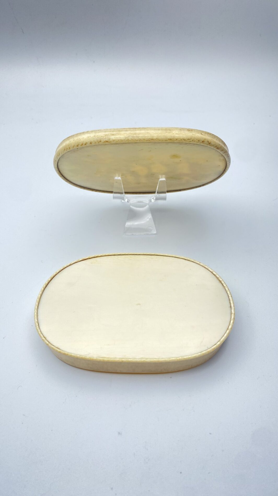 RARITÀ DA COLLEZIONE: ANTICHISSIMA SCATOLA IN MATERIALE ORGANICO PREZIOSO, CON COPERCHIO DIPINTO INTERNAMENTE CON SCENA MITOLOGICA RAFFIGURANTE “IL GIUDIZIO DI PARIDE”. MANIFATTURA DIEPPE. XVIII sec. - immagine 4
