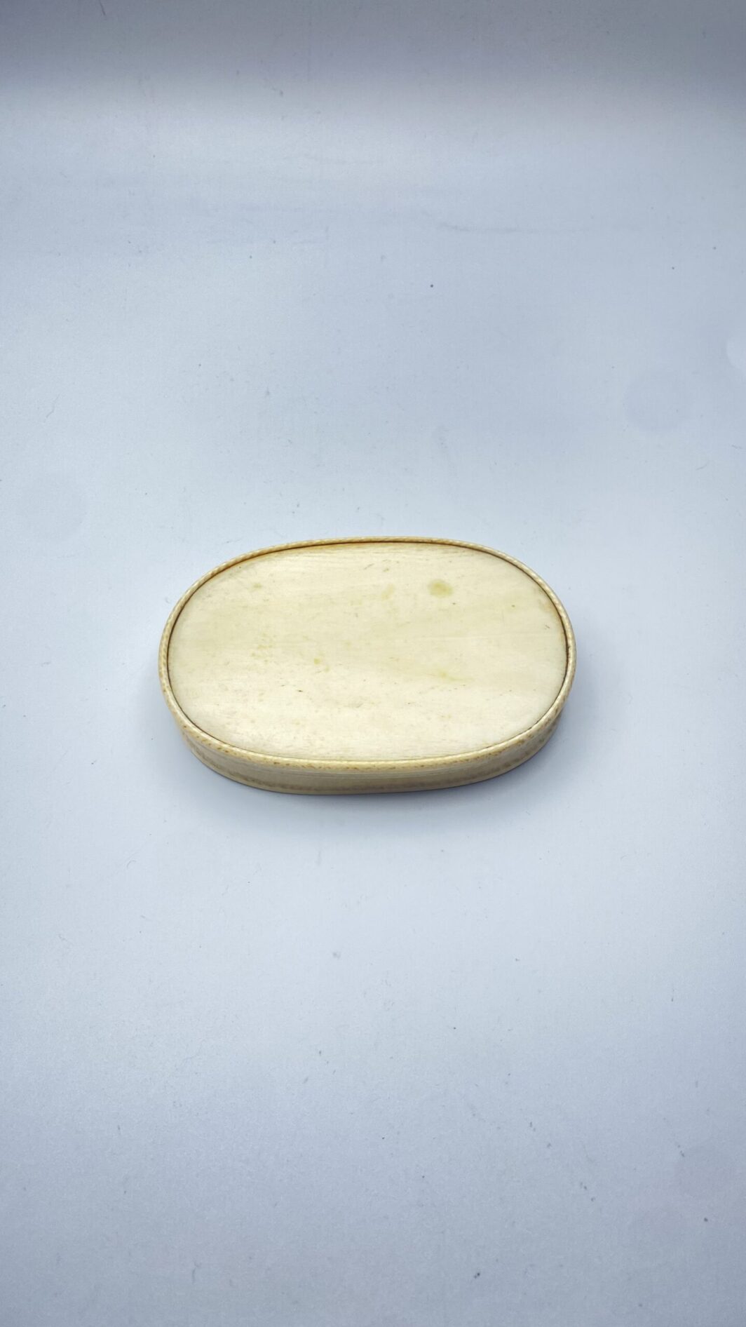 RARITÀ DA COLLEZIONE: ANTICHISSIMA SCATOLA IN MATERIALE ORGANICO PREZIOSO, CON COPERCHIO DIPINTO INTERNAMENTE CON SCENA MITOLOGICA RAFFIGURANTE “IL GIUDIZIO DI PARIDE”. MANIFATTURA DIEPPE. XVIII sec. - immagine 5