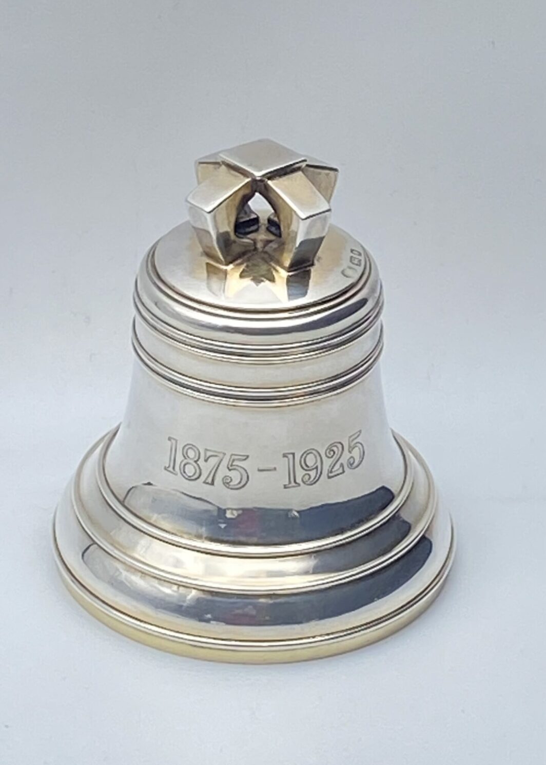 IMPORTANTE CAMPANA IN ARGENTO. PUNZONI LONDRA 1925