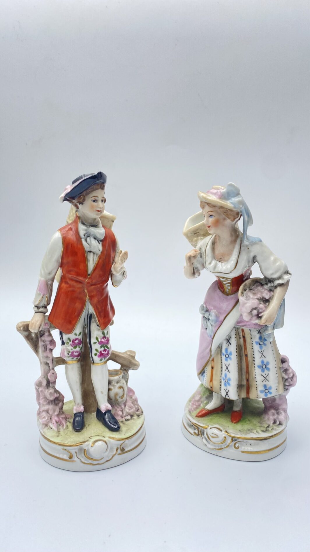 PAIO DI STATUINE IN PORCELLANA VEB, SCHEIBE ALSBACH, GERMANIA PRIMA METÀ XIX sec.