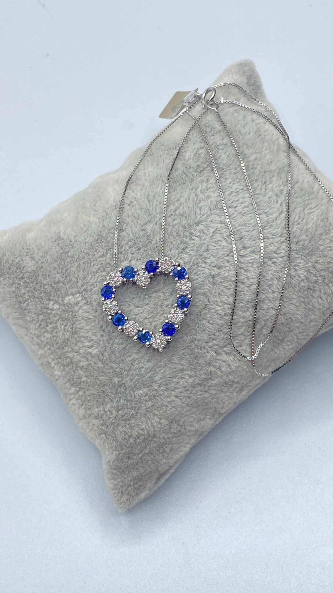 CATENINA CON CIONDOLO A CUORE, IN ORO 18KT, ZAFFIRI E BRILLANTI. - immagine 3