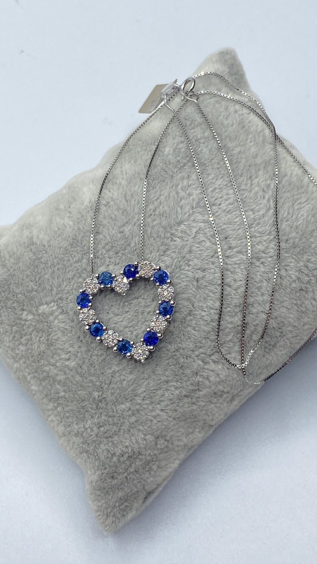 CATENINA CON CIONDOLO A CUORE, IN ORO 18KT, ZAFFIRI E BRILLANTI. - immagine 4