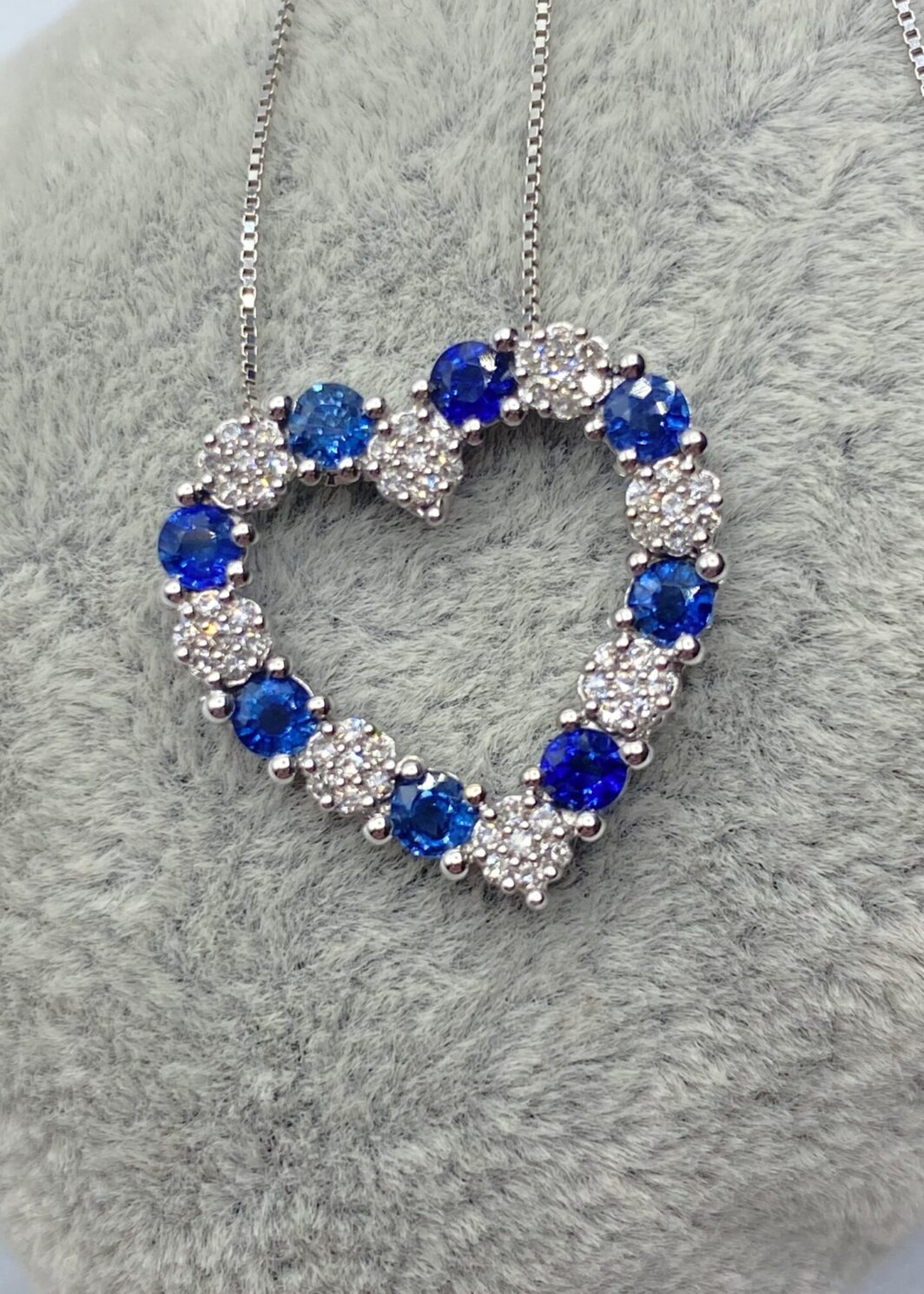 CATENINA CON CIONDOLO A CUORE, IN ORO 18KT, ZAFFIRI E BRILLANTI.