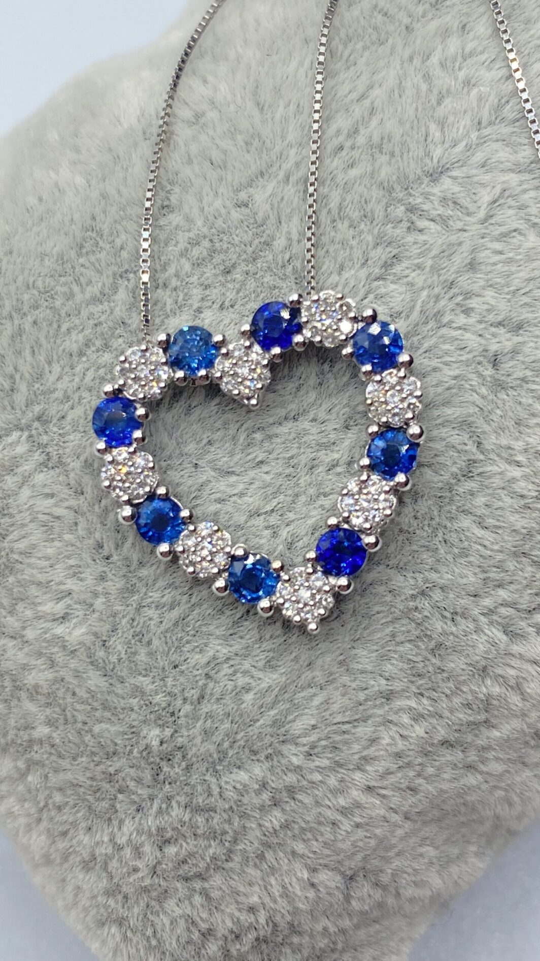 CATENINA CON CIONDOLO A CUORE, IN ORO 18KT, ZAFFIRI E BRILLANTI.