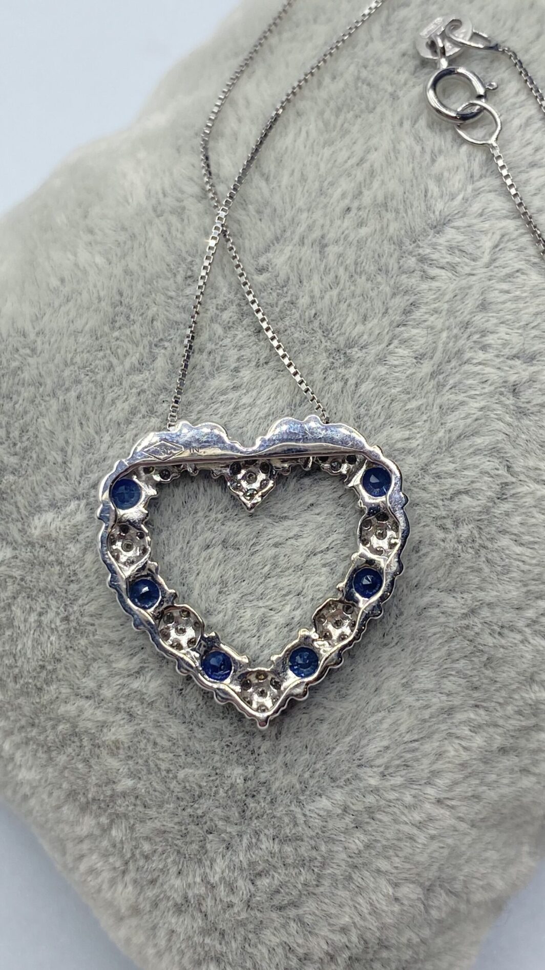 CATENINA CON CIONDOLO A CUORE, IN ORO 18KT, ZAFFIRI E BRILLANTI. - immagine 6