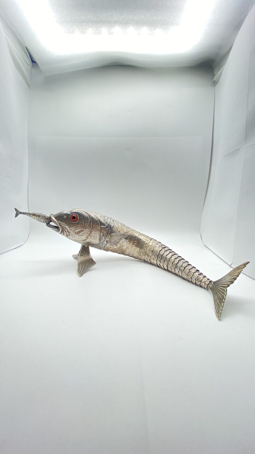 GRANDE PESCE SNODATO IN ARGENTO. XX sec. - immagine 13