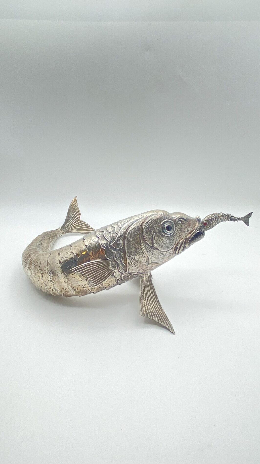 GRANDE PESCE SNODATO IN ARGENTO. XX sec. - immagine 11