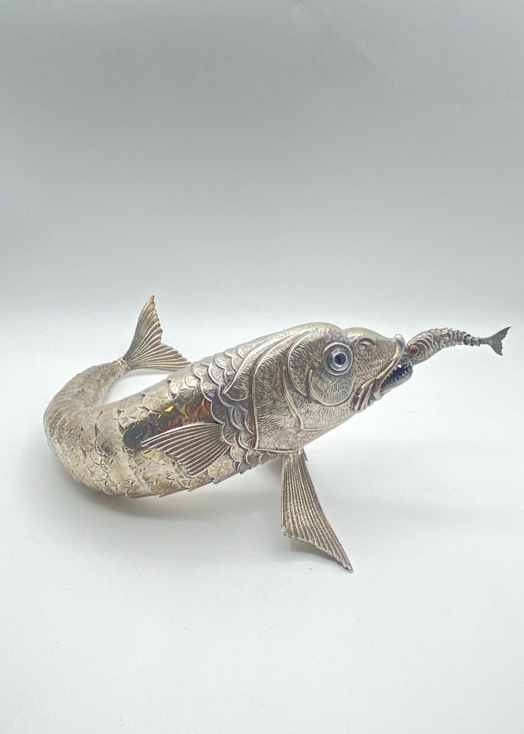 GRANDE PESCE SNODATO IN ARGENTO. XX sec.