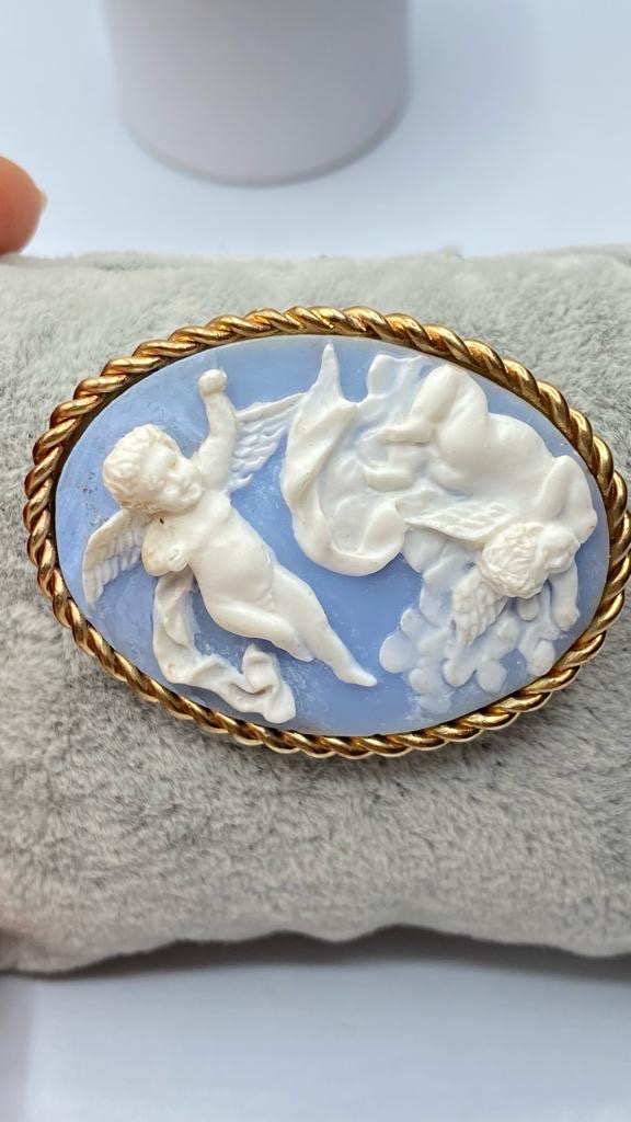 CAMMEO IN PORCELLANA WEDGWOOD CON CORNICE IN ORO 9KT. EPOCA REGINA VITTORIA XIX sec.