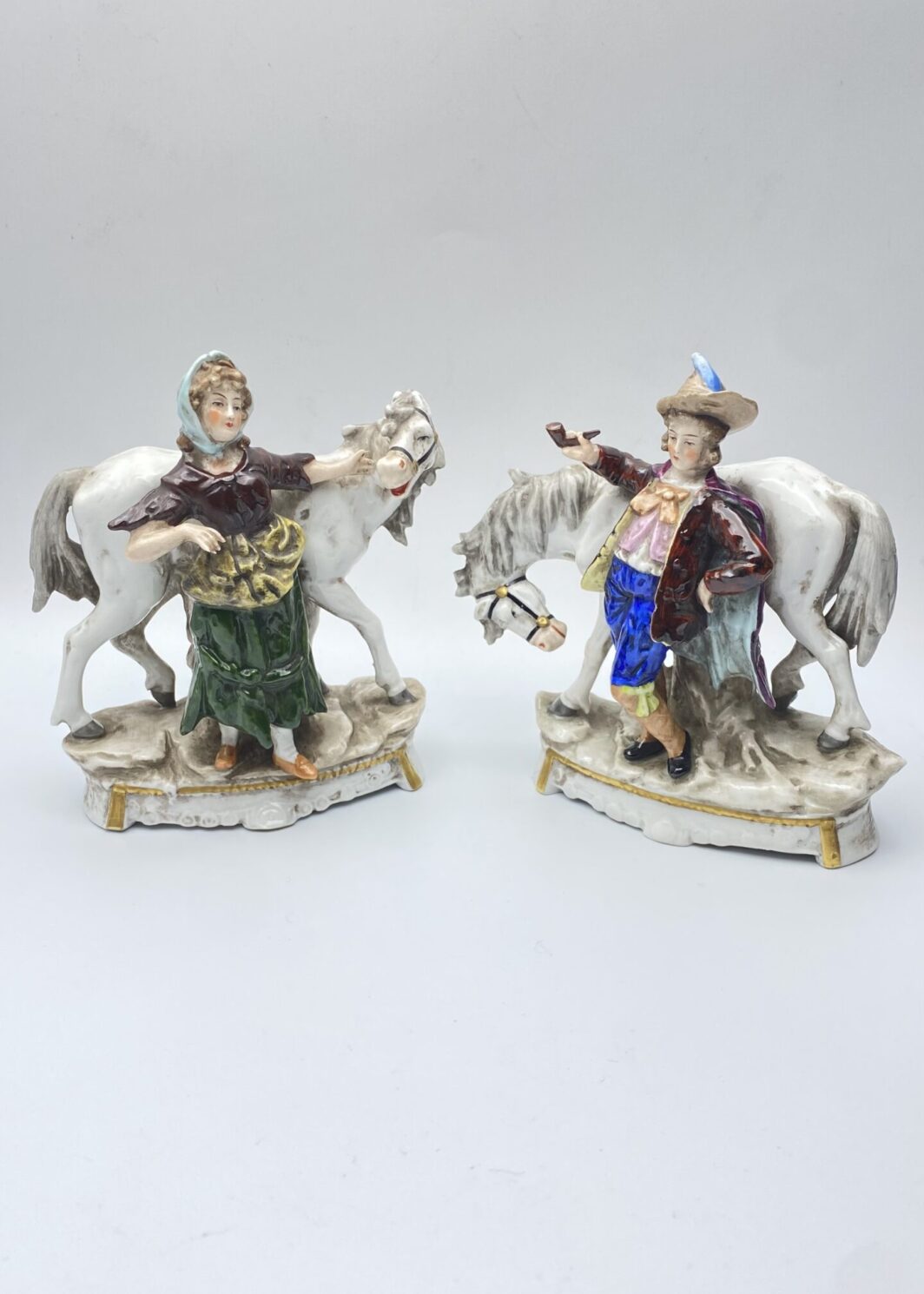 PAIO DI STATUINE IN PORCELLANA CAPODIMONTE. XIX sec.