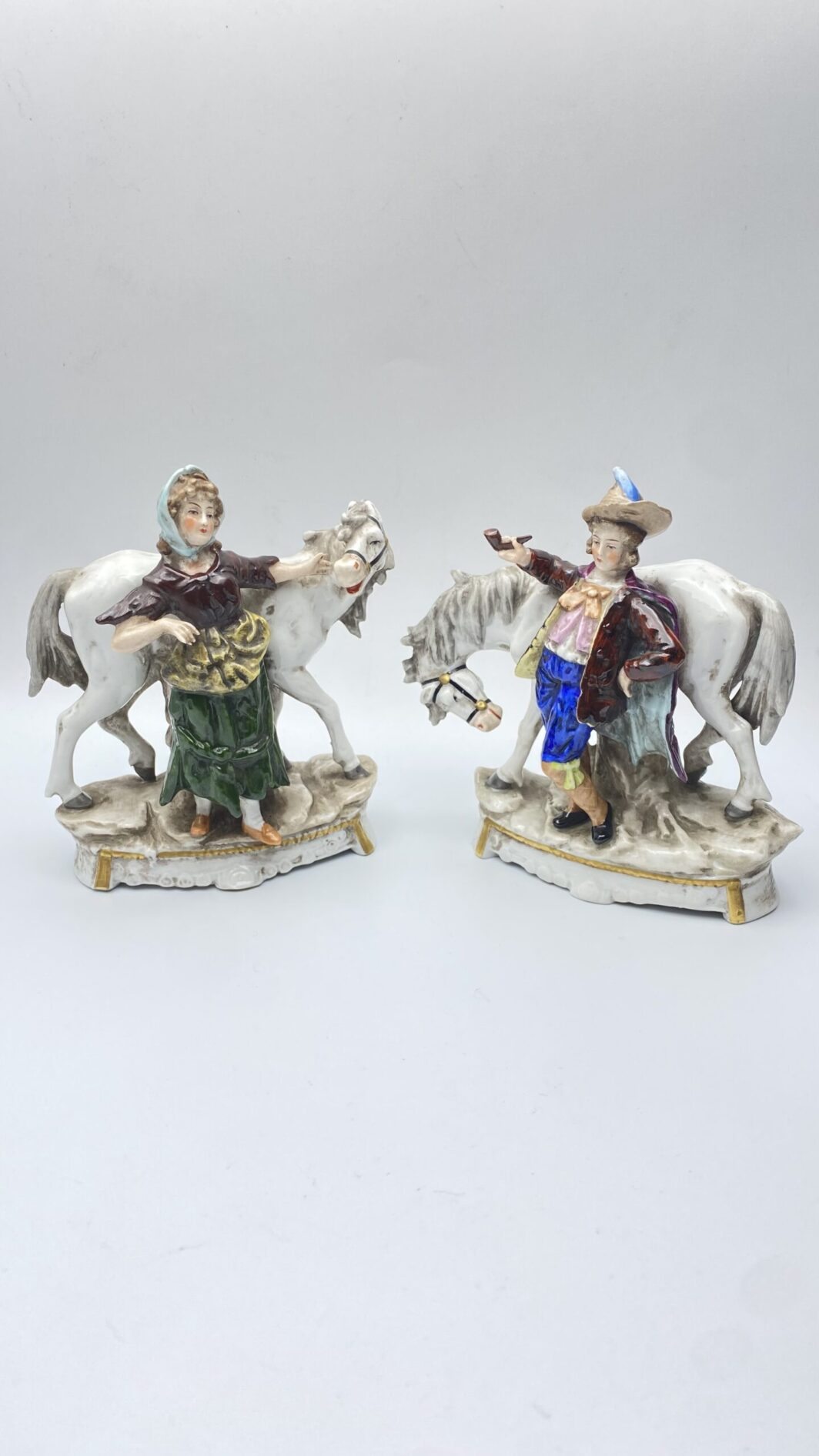 PAIO DI STATUINE IN PORCELLANA CAPODIMONTE. XIX sec.