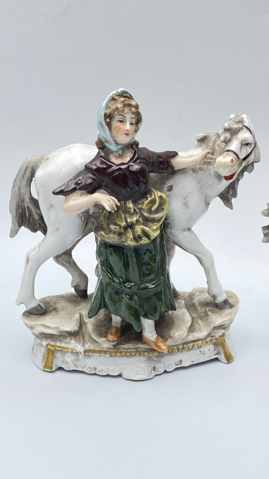 PAIO DI STATUINE IN PORCELLANA CAPODIMONTE. XIX sec. - immagine 3