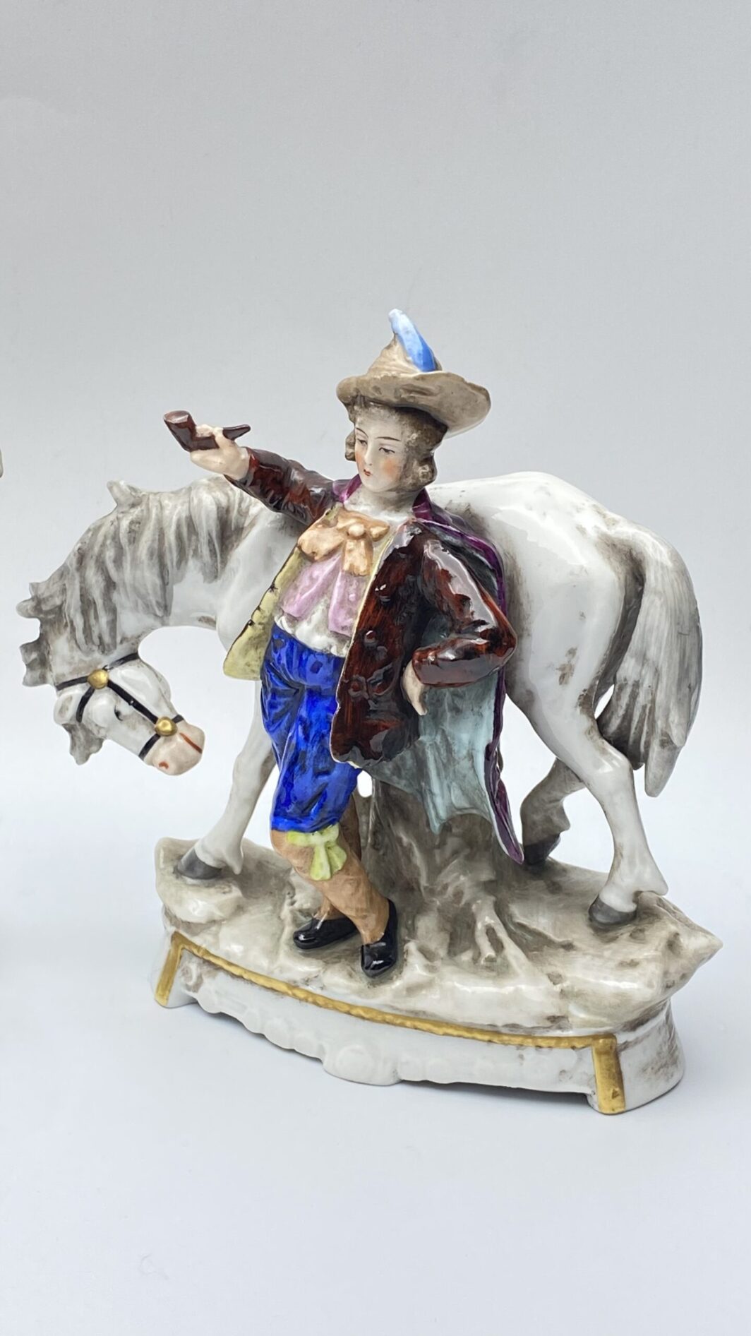 PAIO DI STATUINE IN PORCELLANA CAPODIMONTE. XIX sec. - immagine 4