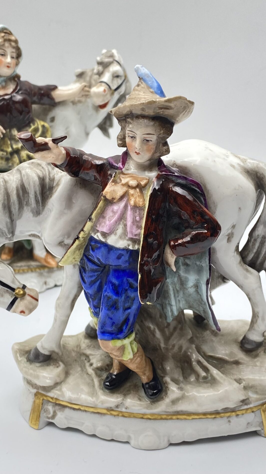 PAIO DI STATUINE IN PORCELLANA CAPODIMONTE. XIX sec. - immagine 5