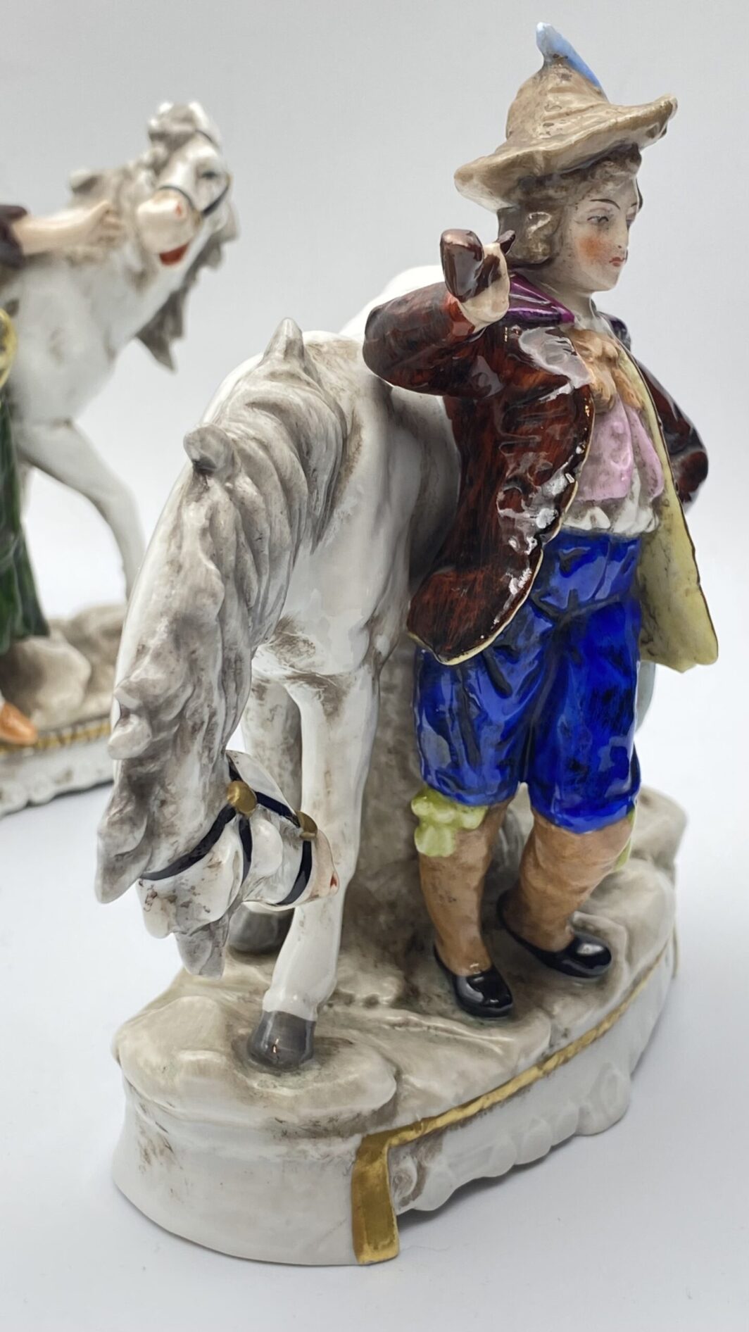PAIO DI STATUINE IN PORCELLANA CAPODIMONTE. XIX sec. - immagine 6