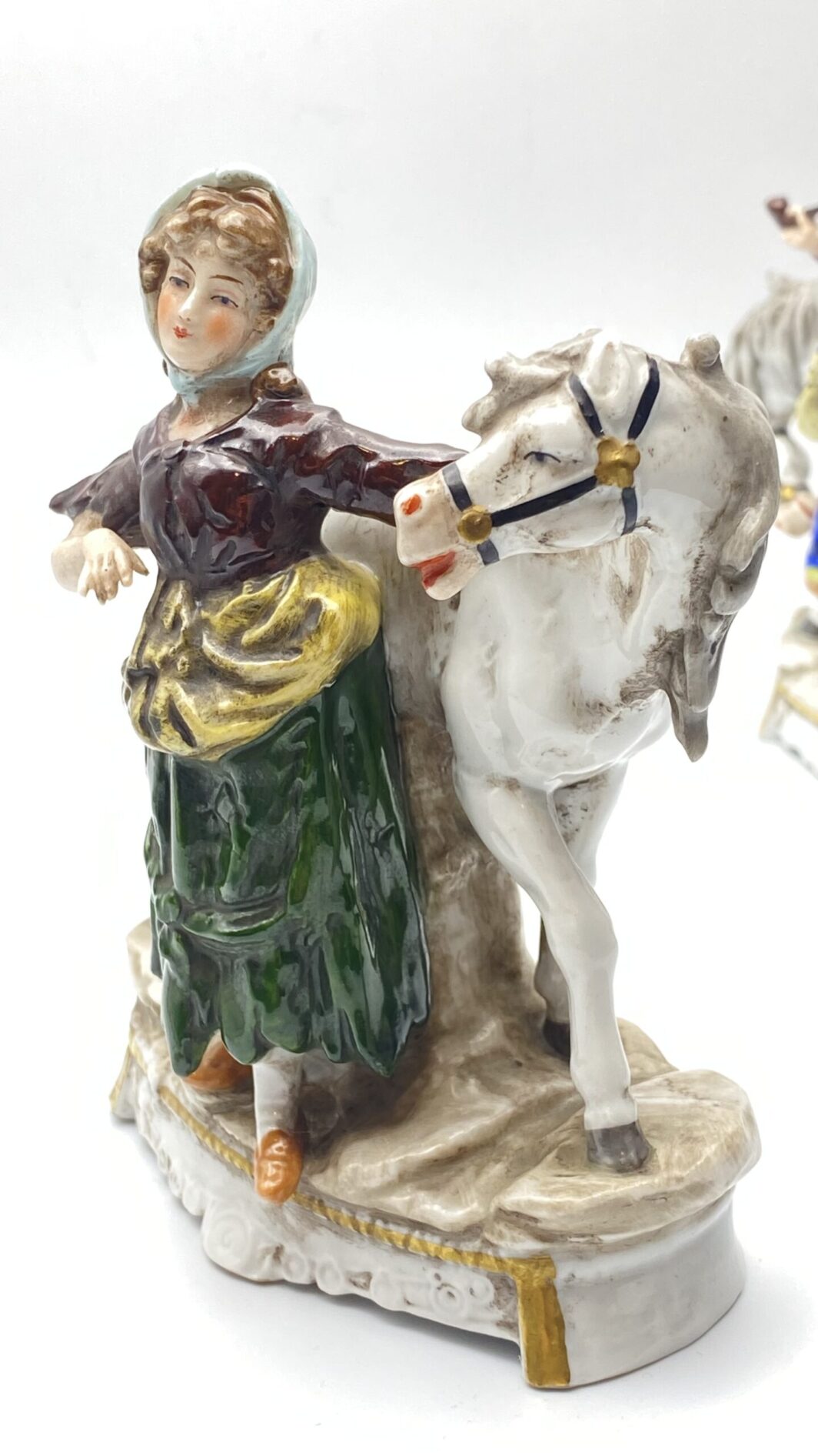 PAIO DI STATUINE IN PORCELLANA CAPODIMONTE. XIX sec. - immagine 12