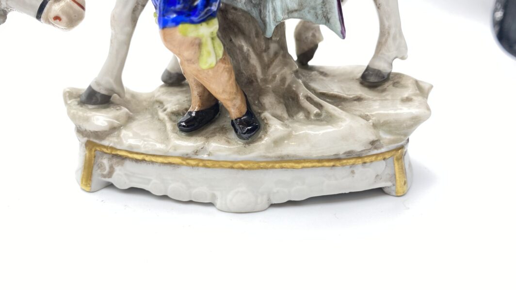 PAIO DI STATUINE IN PORCELLANA CAPODIMONTE. XIX sec. - immagine 18
