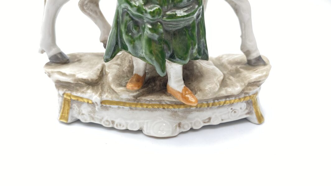 PAIO DI STATUINE IN PORCELLANA CAPODIMONTE. XIX sec. - immagine 19