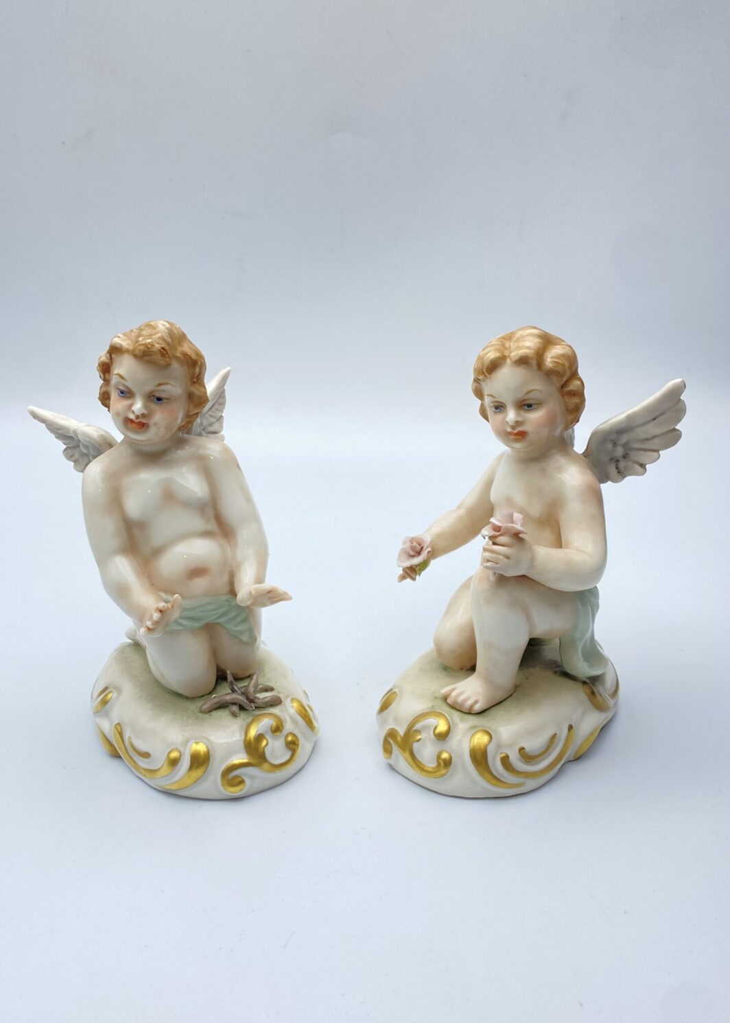 PAIO DI ANGELI IN PORCELLANA DI CAPODIMONTE. NAPOLI, FINE ‘800