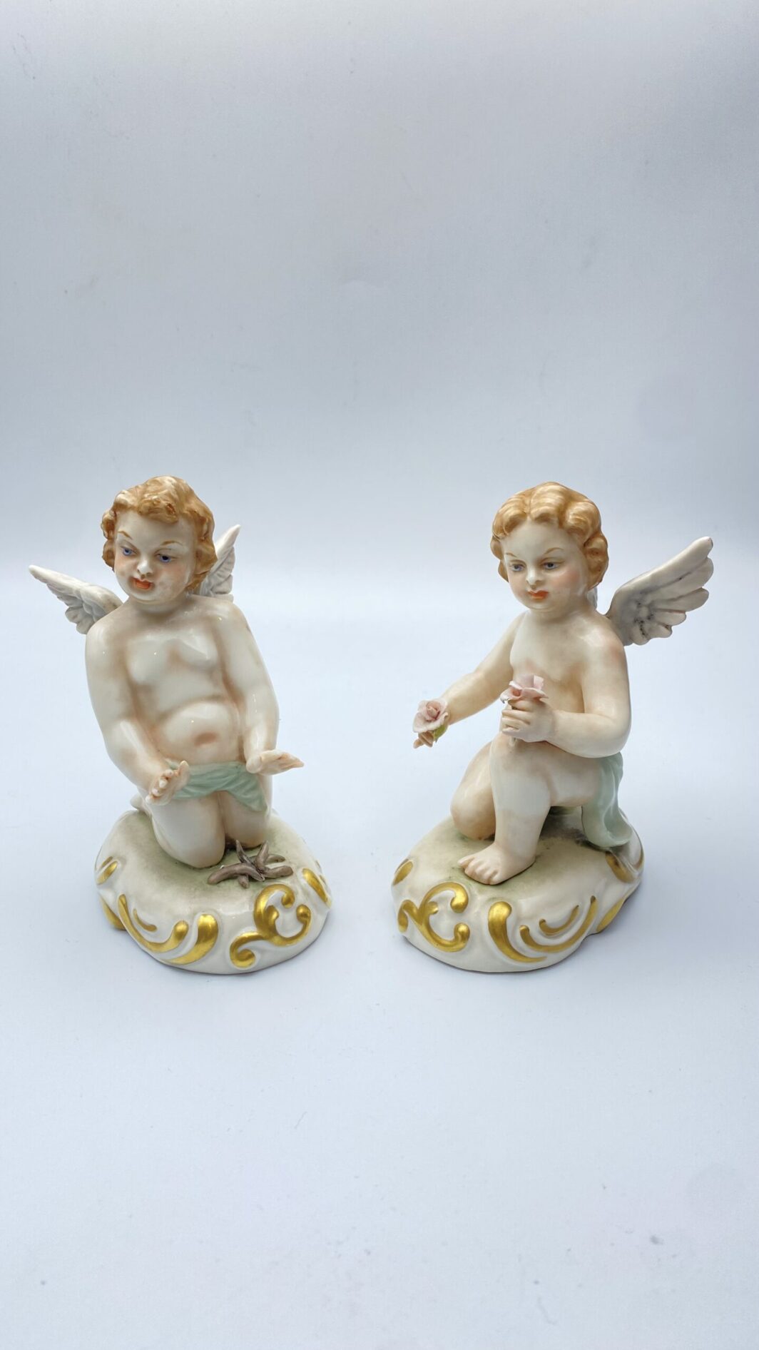 PAIO DI ANGELI IN PORCELLANA DI CAPODIMONTE. NAPOLI, FINE ‘800