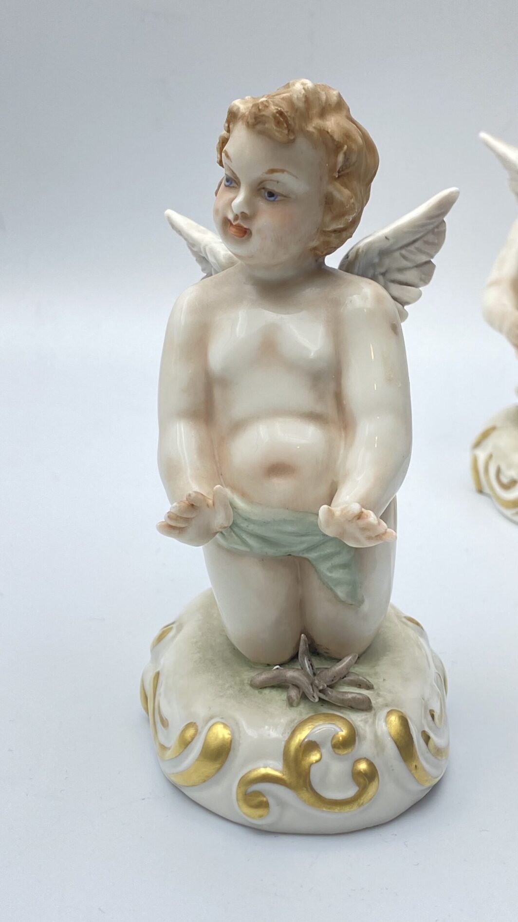 PAIO DI ANGELI IN PORCELLANA DI CAPODIMONTE. NAPOLI, FINE ‘800 - immagine 3
