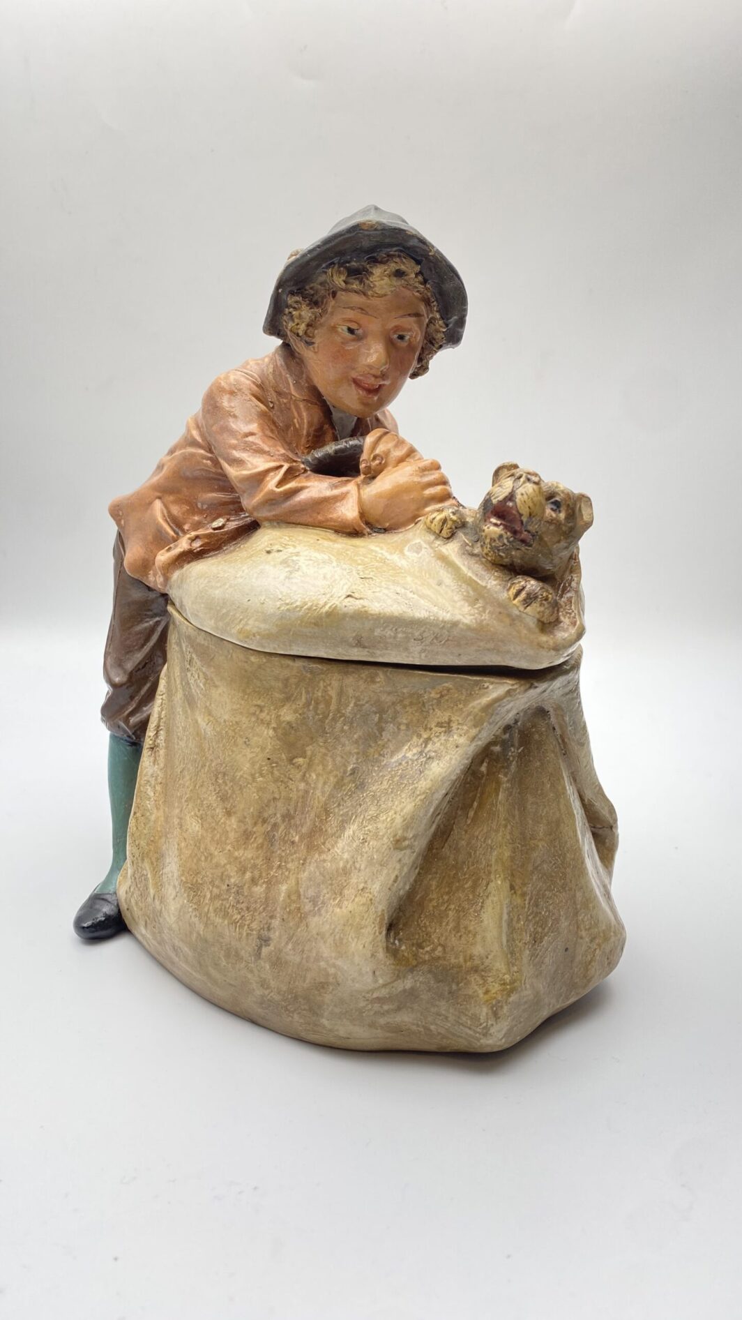 RARA SCATOLA PORTA TABACCO  DA COLLEZIONE IN TERRACOTTA. SCUOLA GOLDSCHEIDER XIX sec.