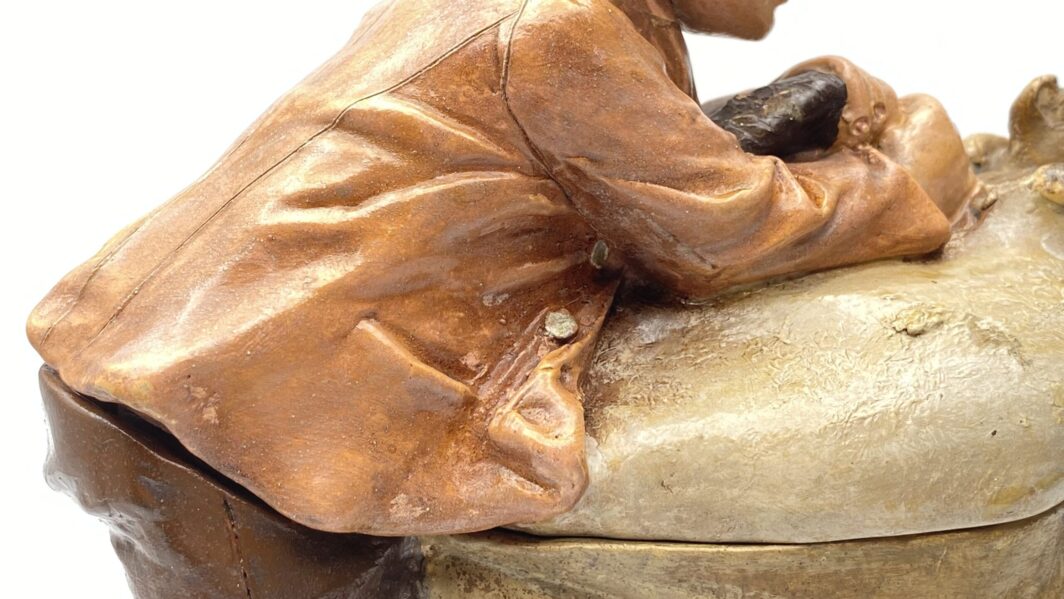RARA SCATOLA PORTA TABACCO  DA COLLEZIONE IN TERRACOTTA. SCUOLA GOLDSCHEIDER XIX sec. - immagine 12