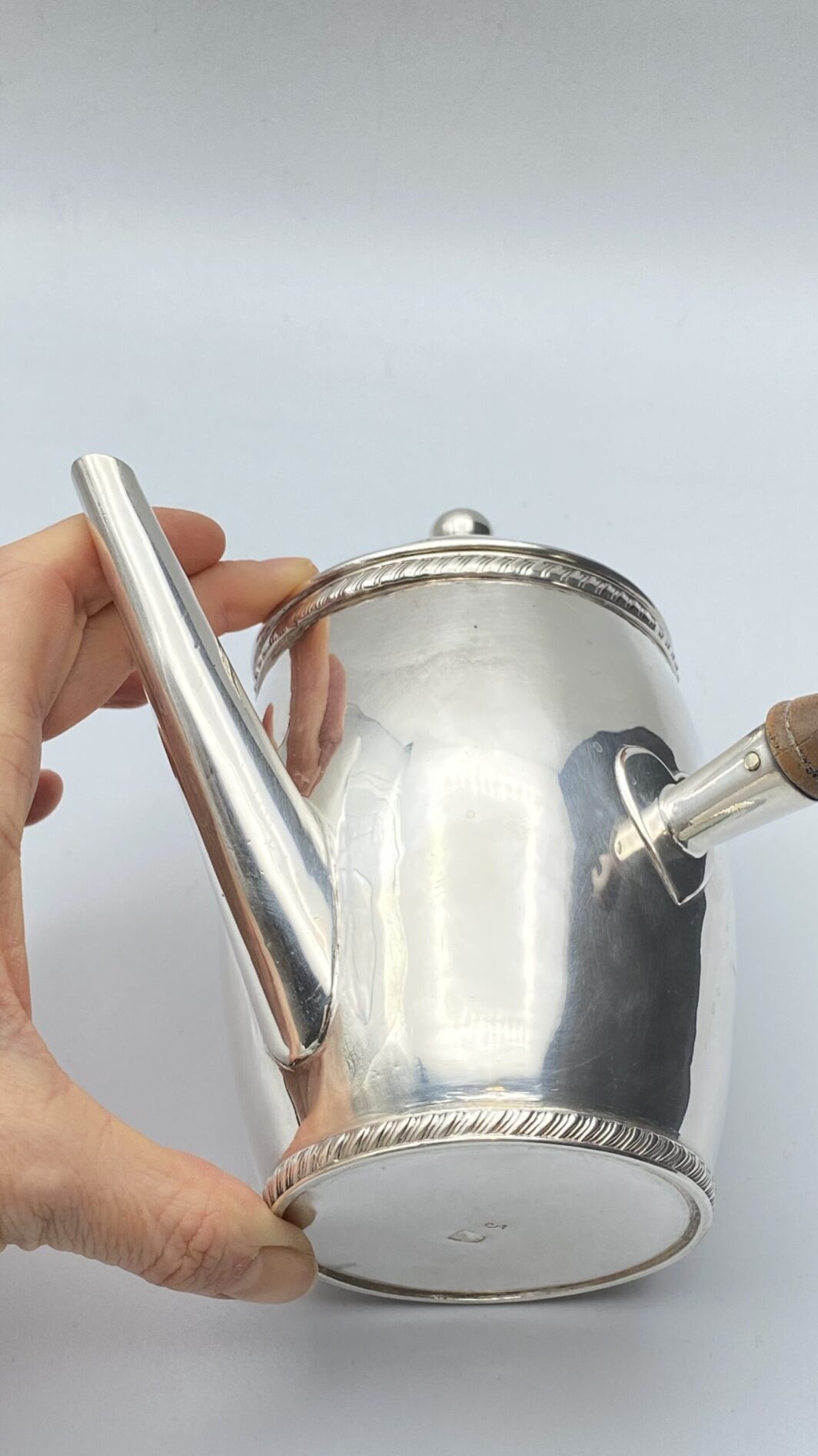 RARA CIOCCOLATIERA IN ARGENTO. BELGIO, ANNO 1759 - immagine 4
