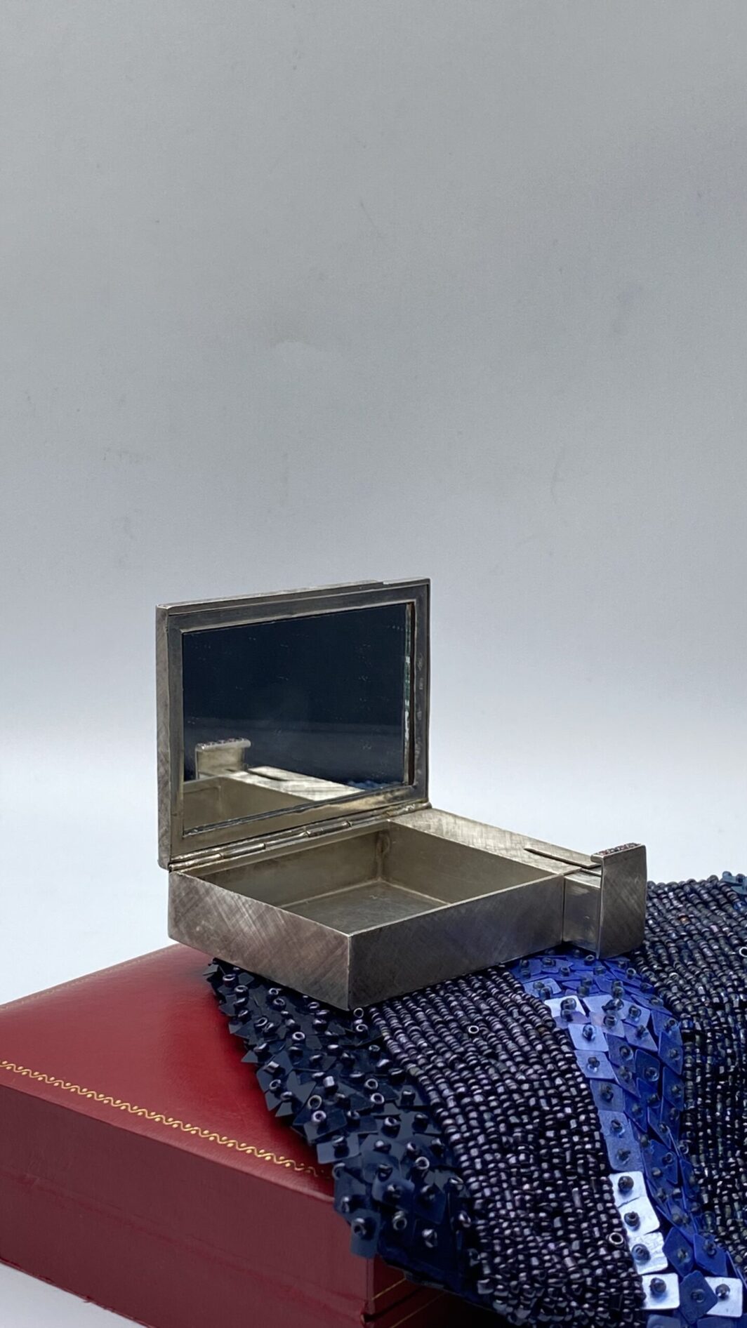 TROUSSE IN ARGENTO 925, ORO 18KT, ZAFFIRI RUBINI E POCHETTE DI PERLINE E STRASS. VINTAGE ANNI ‘50 - immagine 22