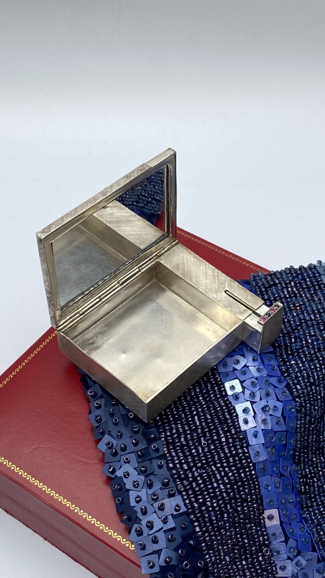 TROUSSE IN ARGENTO 925, ORO 18KT, ZAFFIRI RUBINI E POCHETTE DI PERLINE E STRASS. VINTAGE ANNI ‘50 - immagine 21