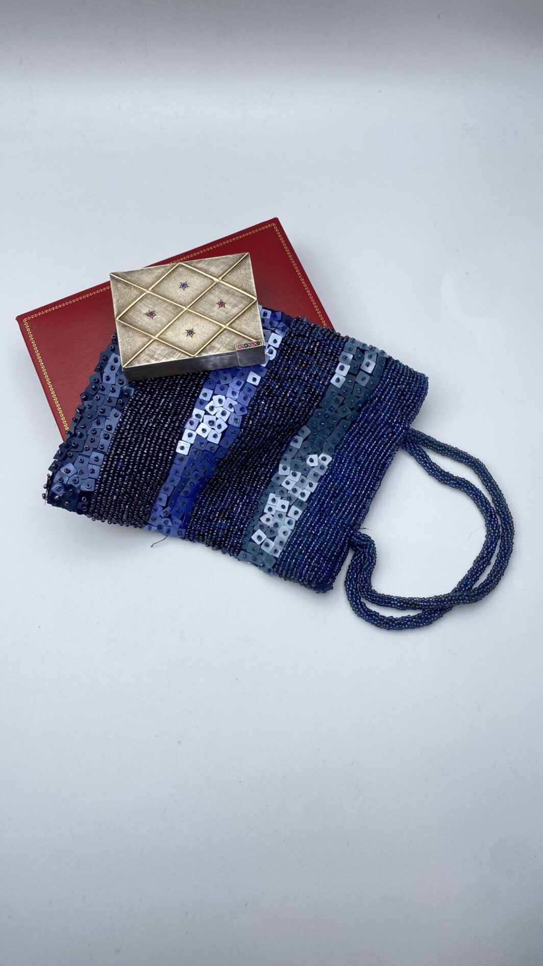 TROUSSE IN ARGENTO 925, ORO 18KT, ZAFFIRI RUBINI E POCHETTE DI PERLINE E STRASS. VINTAGE ANNI ‘50 - immagine 16