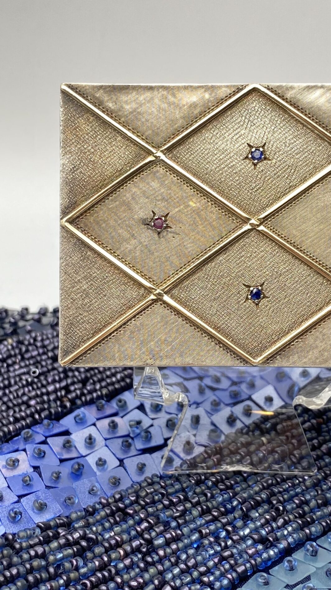 TROUSSE IN ARGENTO 925, ORO 18KT, ZAFFIRI RUBINI E POCHETTE DI PERLINE E STRASS. VINTAGE ANNI ‘50 - immagine 19