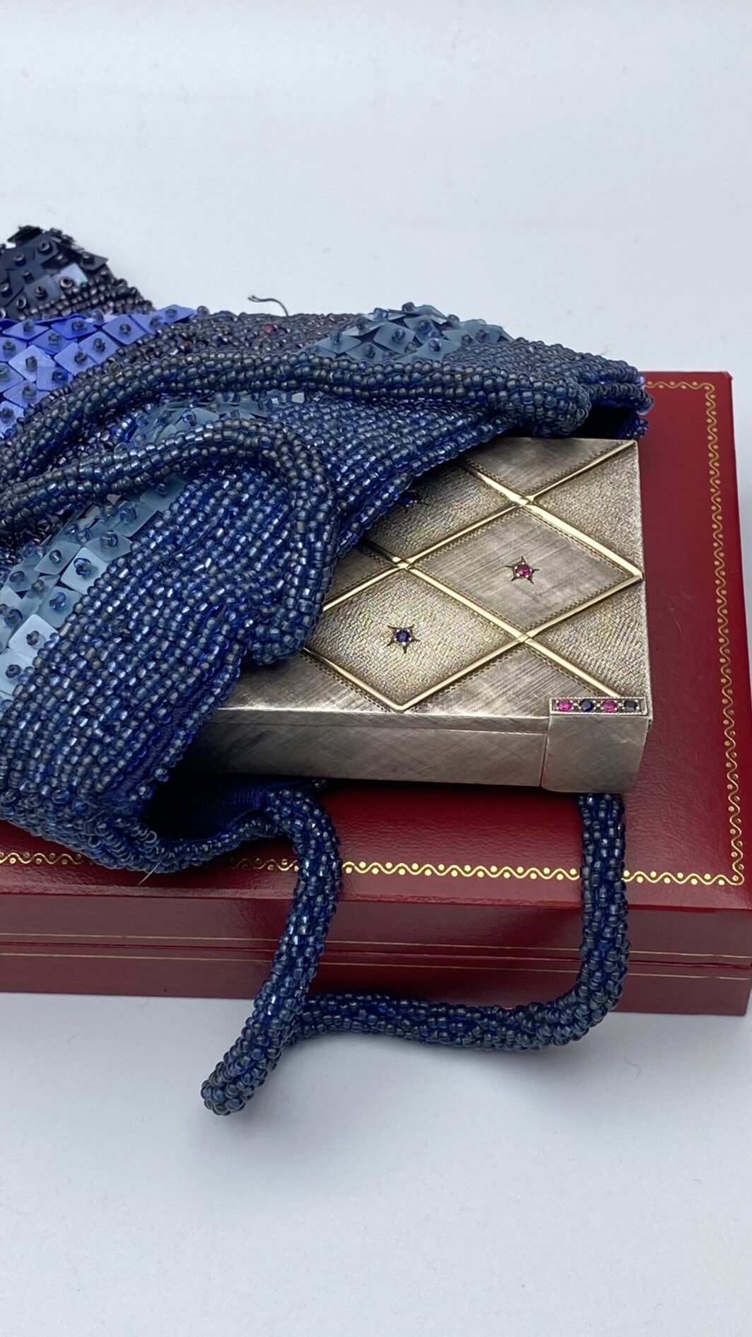TROUSSE IN ARGENTO 925, ORO 18KT, ZAFFIRI RUBINI E POCHETTE DI PERLINE E STRASS. VINTAGE ANNI ‘50 - immagine 14