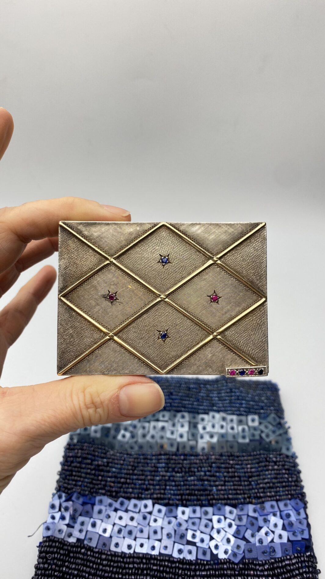 TROUSSE IN ARGENTO 925, ORO 18KT, ZAFFIRI RUBINI E POCHETTE DI PERLINE E STRASS. VINTAGE ANNI ‘50 - immagine 13