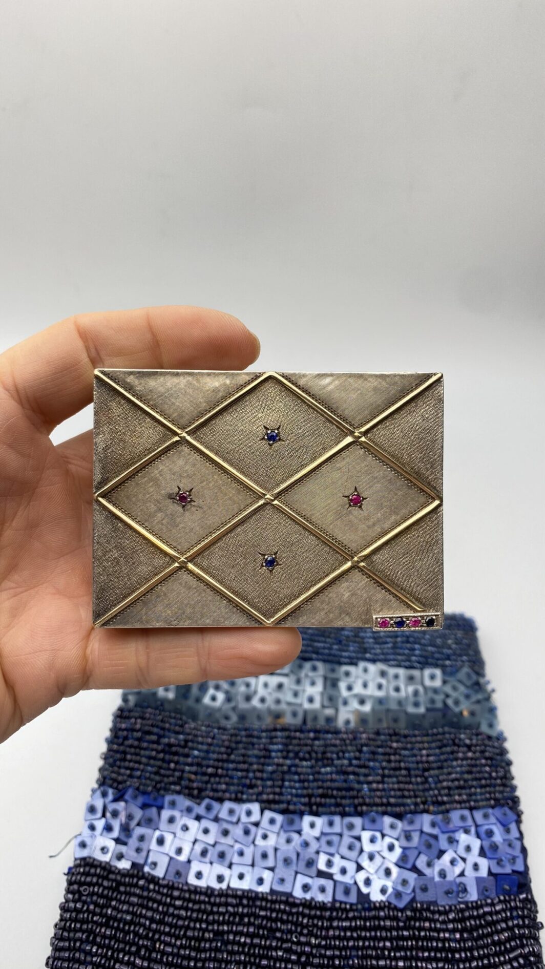 TROUSSE IN ARGENTO 925, ORO 18KT, ZAFFIRI RUBINI E POCHETTE DI PERLINE E STRASS. VINTAGE ANNI ‘50 - immagine 12