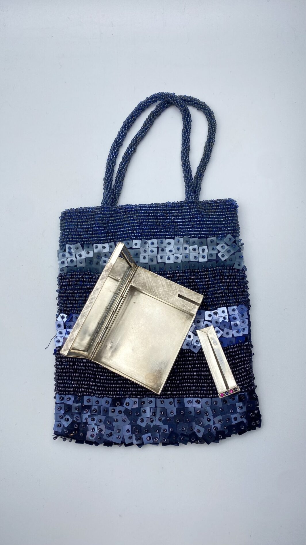 TROUSSE IN ARGENTO 925, ORO 18KT, ZAFFIRI RUBINI E POCHETTE DI PERLINE E STRASS. VINTAGE ANNI ‘50 - immagine 9