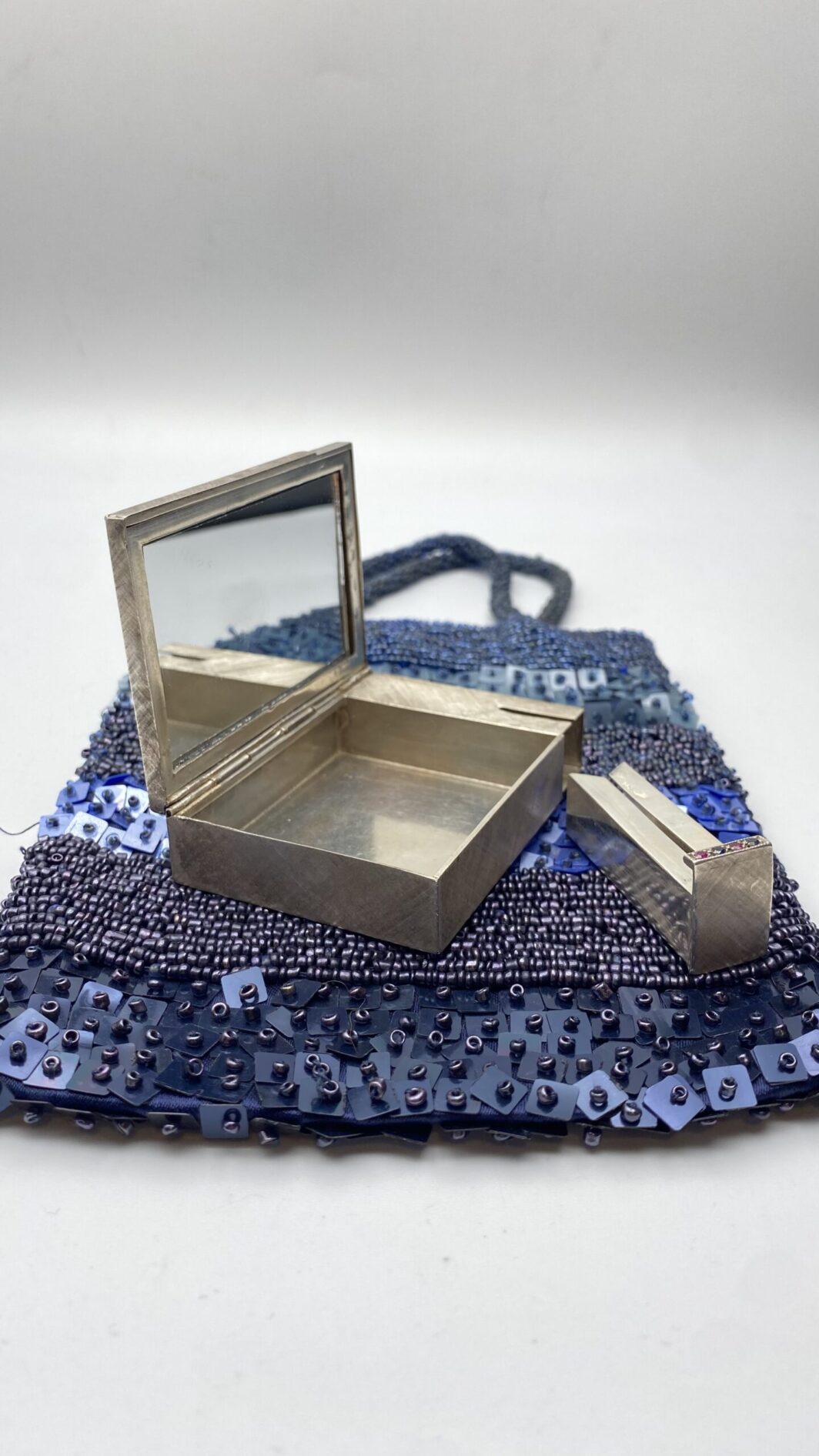 TROUSSE IN ARGENTO 925, ORO 18KT, ZAFFIRI RUBINI E POCHETTE DI PERLINE E STRASS. VINTAGE ANNI ‘50 - immagine 10