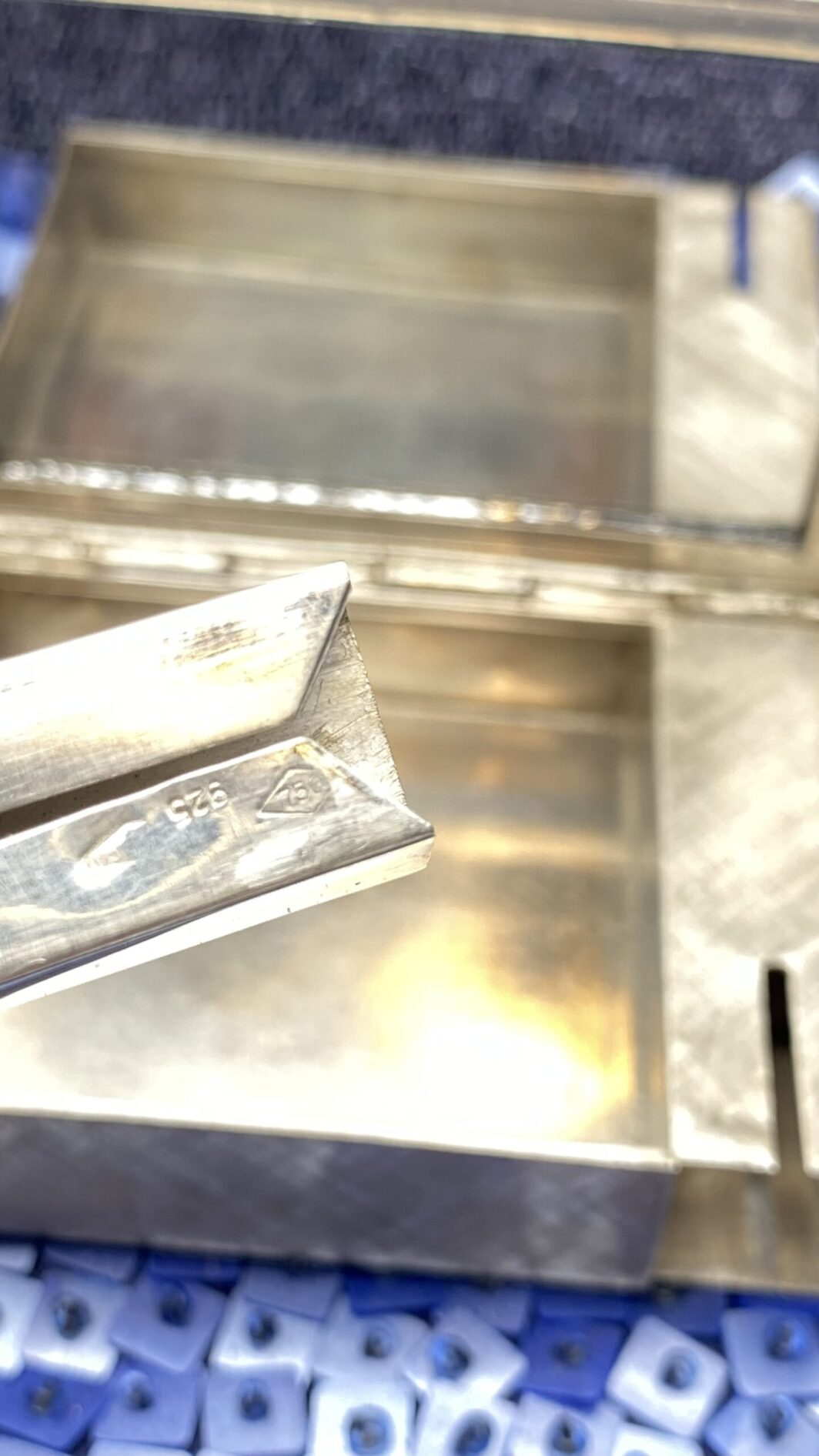 TROUSSE IN ARGENTO 925, ORO 18KT, ZAFFIRI RUBINI E POCHETTE DI PERLINE E STRASS. VINTAGE ANNI ‘50 - immagine 4