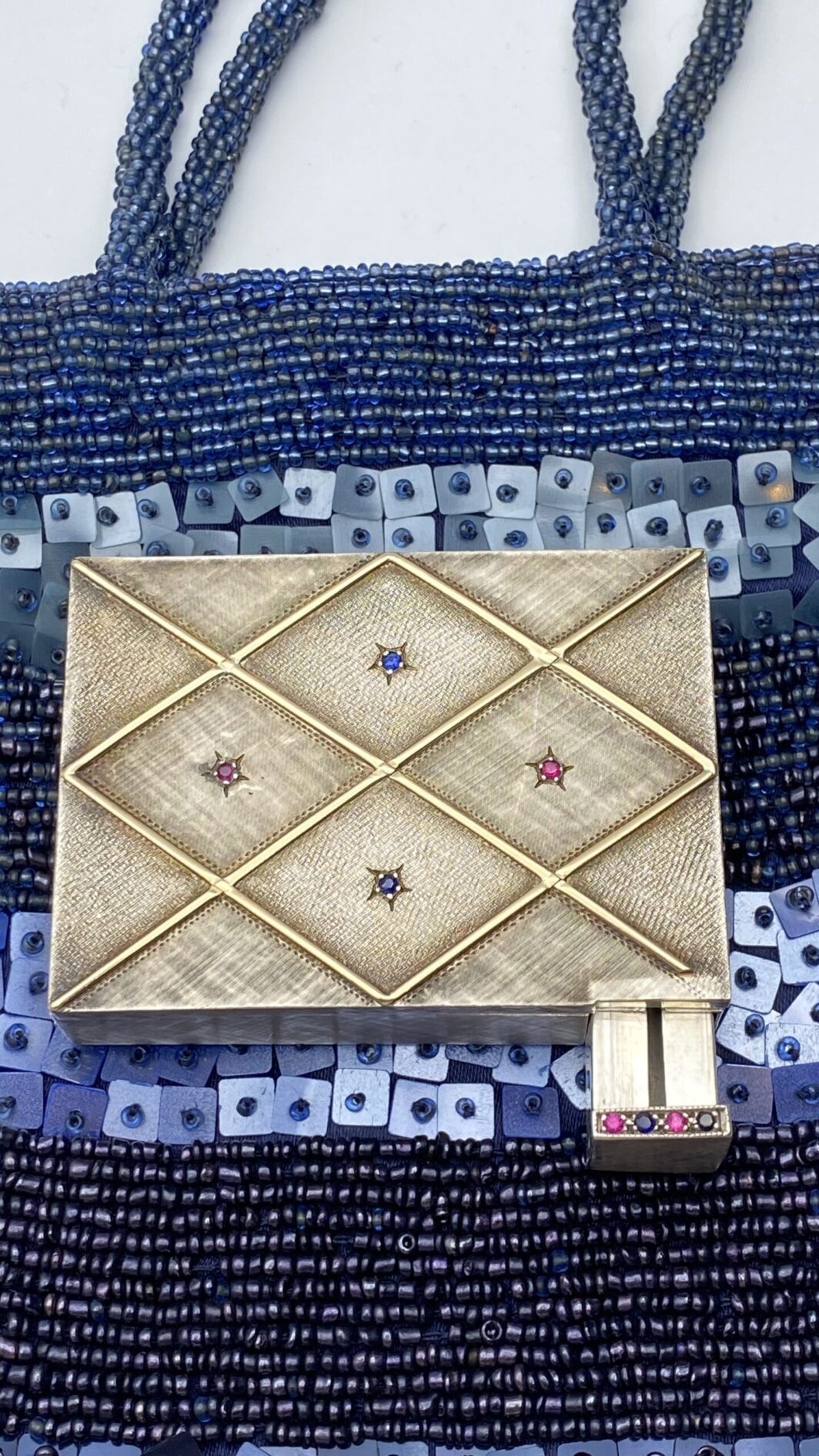 TROUSSE IN ARGENTO 925, ORO 18KT, ZAFFIRI RUBINI E POCHETTE DI PERLINE E STRASS. VINTAGE ANNI ‘50 - immagine 2