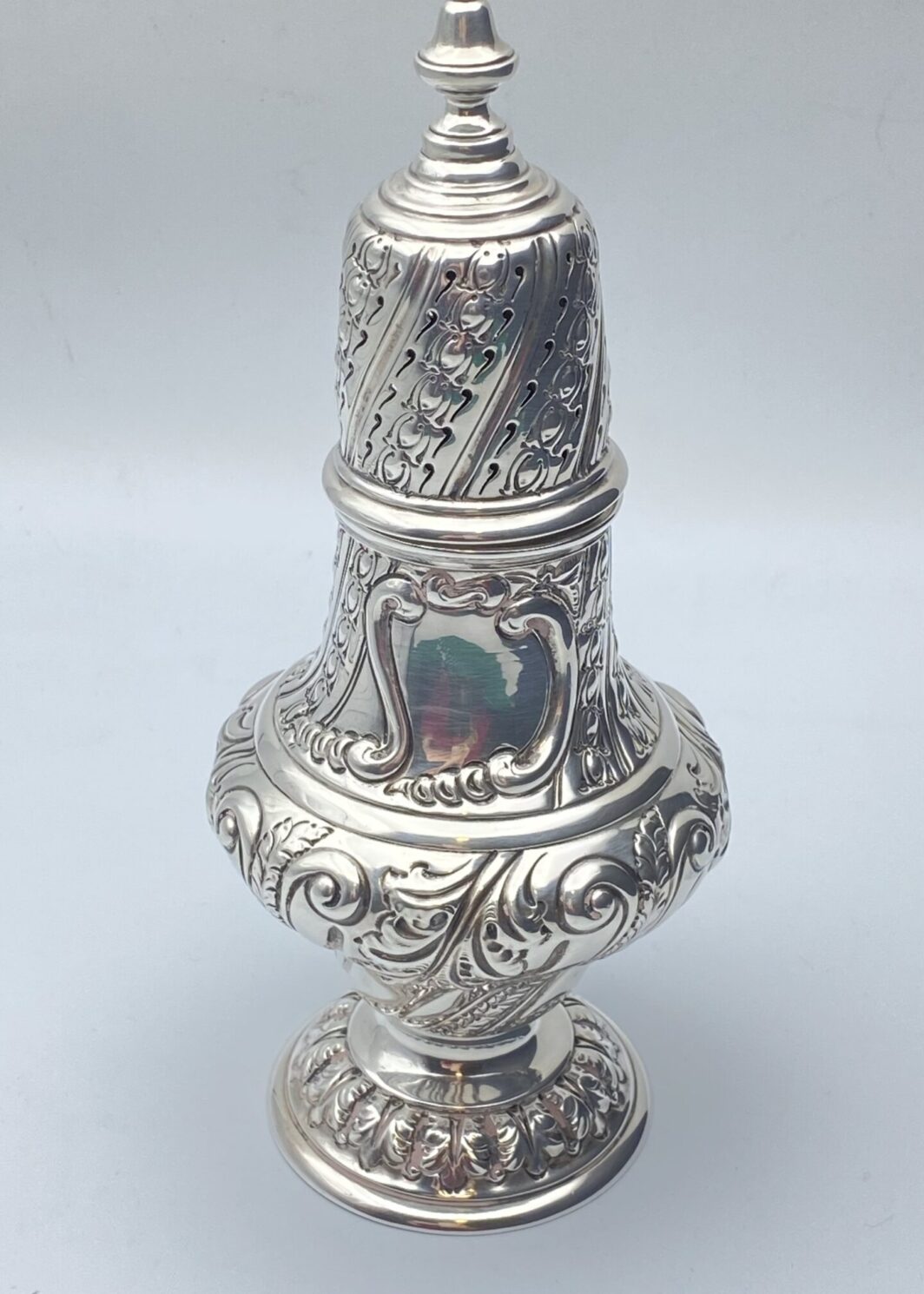 SPARGIZUCCHERO IN ARGENTO. PUNZONI CITTÀ DI LONDRA, ANNO 1913