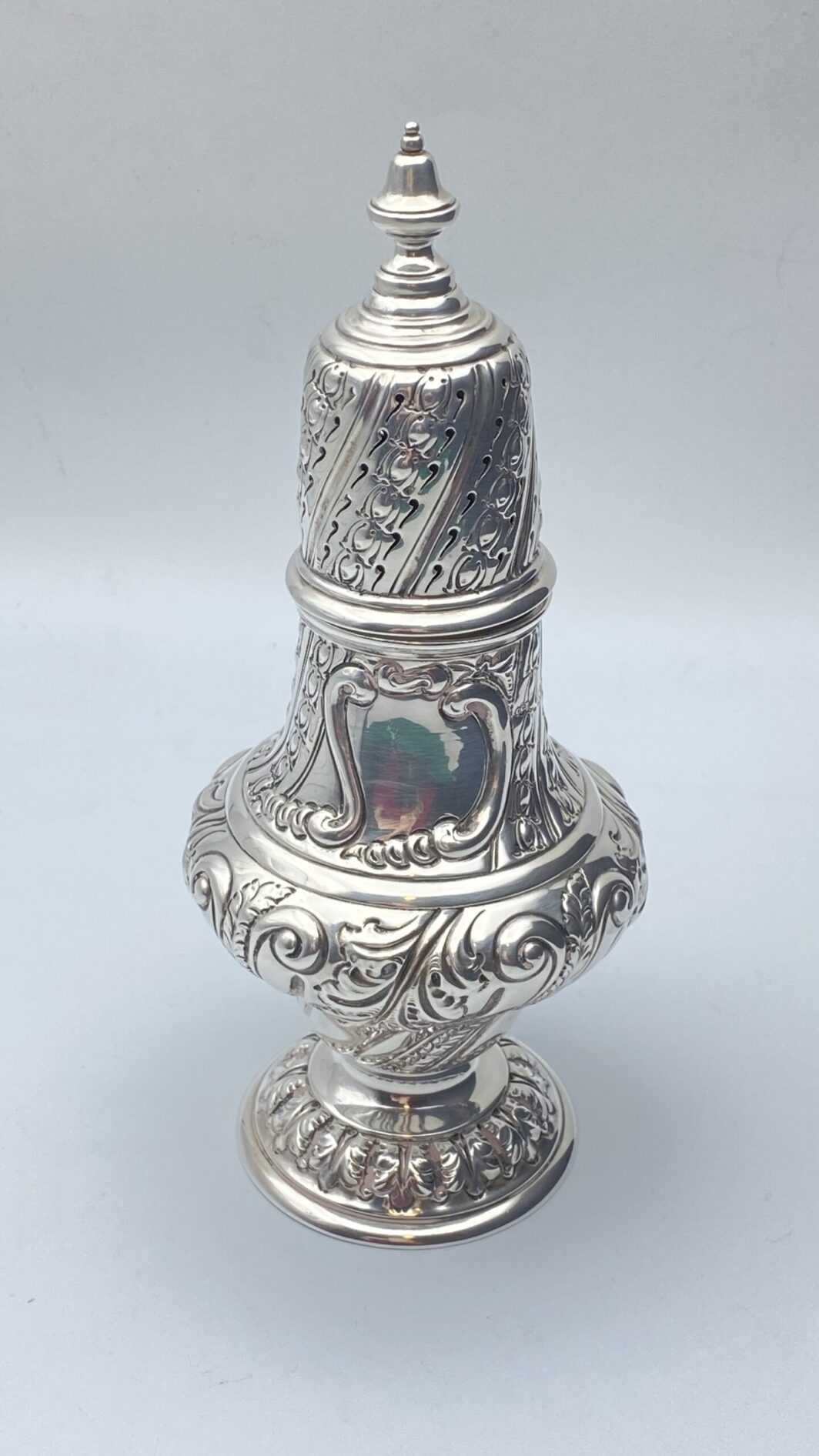 SPARGIZUCCHERO IN ARGENTO. PUNZONI CITTÀ DI LONDRA, ANNO 1913