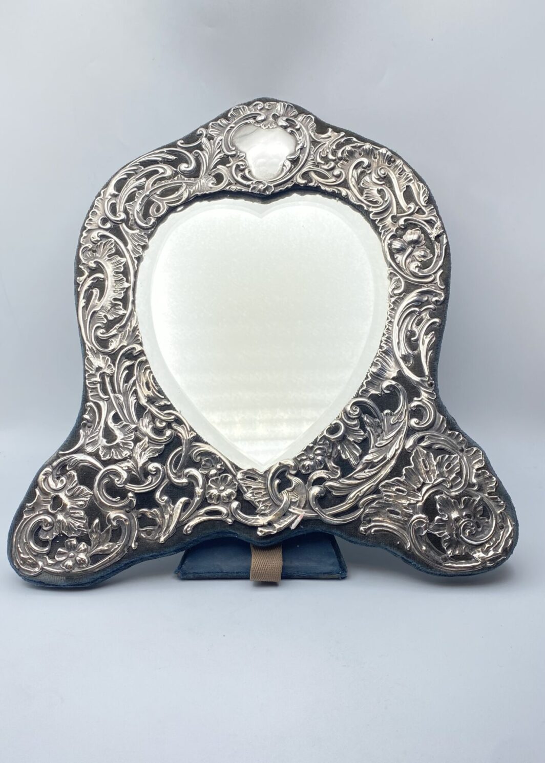 CORNICE A FORMA DI CUORE IN ARGENTO. BIRMINGHAM ANNO 1904