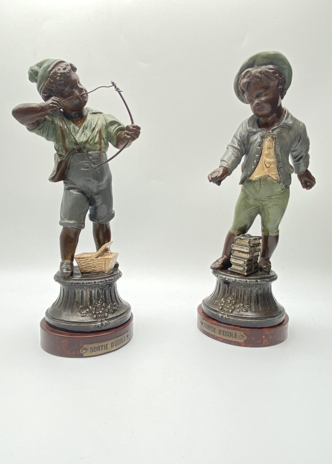MONELLI ‘’SORTIE DE L’ECOLE’’ IN ANTIMONIO POLICROMO. SCULTORE GEO MAXIM (1885-1940)