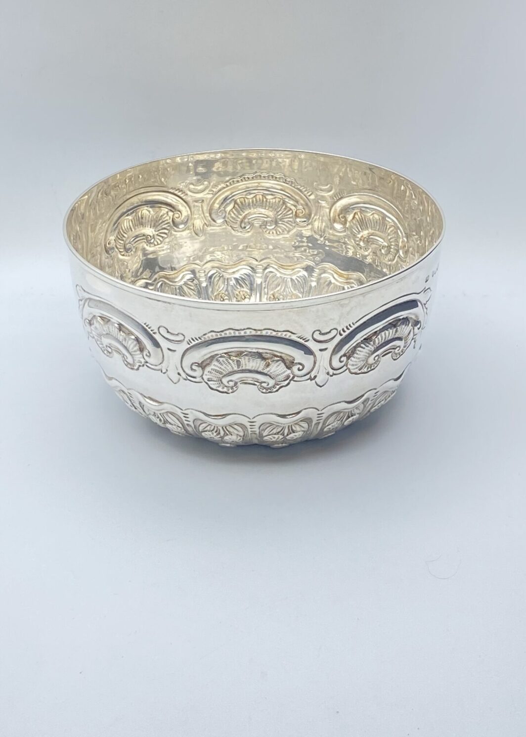GRANDE CIOTOLA IN ARGENTO SBALZATO, INCISO E CESELLATO. LONDRA 1893